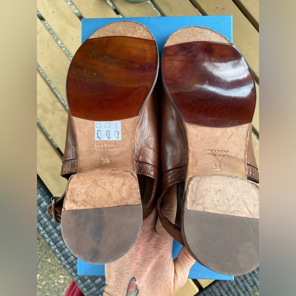 Gidigio Rustic Leather Heeled Sandal - Picture 6 of 9